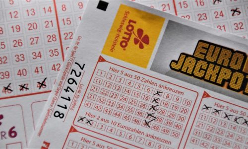 Difference between online and offline lottery games