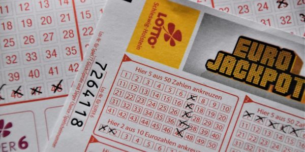 Difference between online and offline lottery games